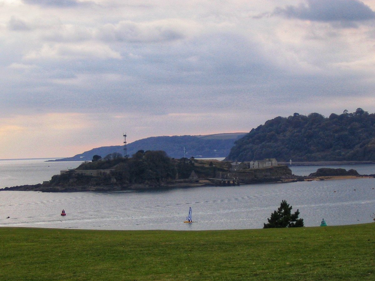 Drake's Island, Plymouth Sound.  #16thcentury #sirfrancisdrake #drakesisland 
#drakesislanduk #plymouthsound #plymouth #devon #devonuk #devonphotographer #england
#englandphotolovers
#canonpowershota70
#canoncamera