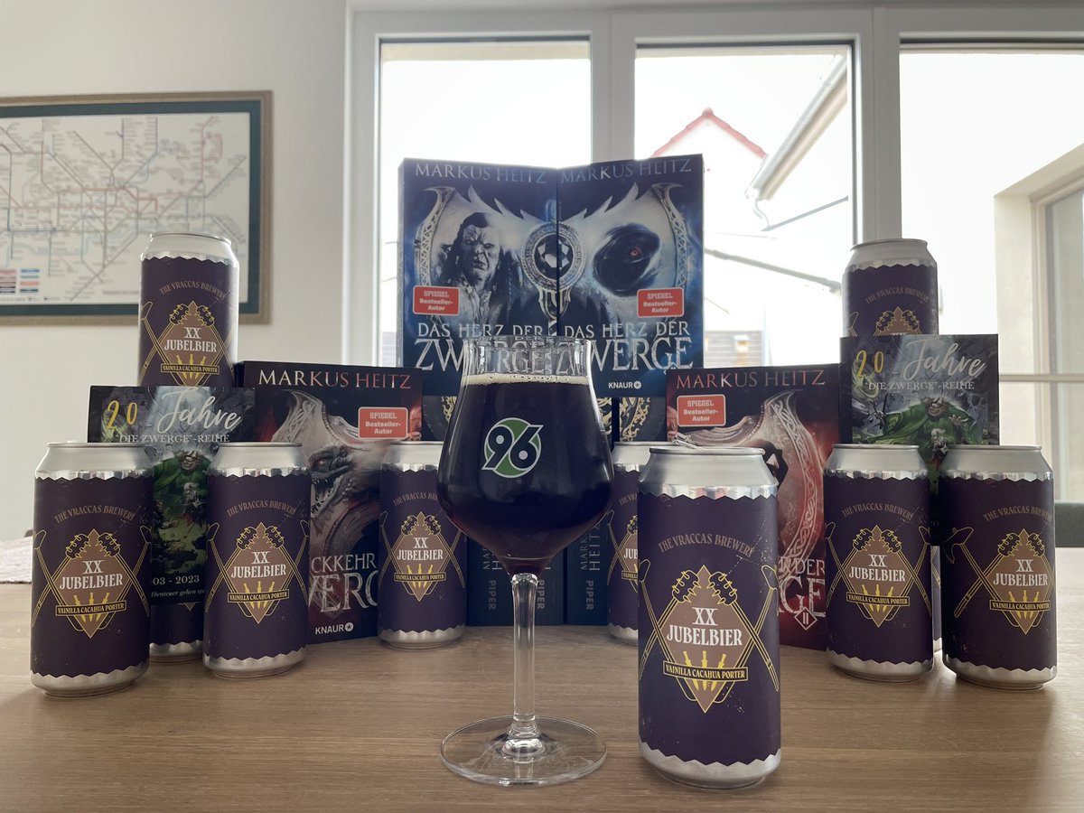 Dennis_von_W's tweet photo. Bei Vraccas, ein gar vorzüglicher Tropfen! Glückwunsch an @markus_heitz und Bach‘s Brauerei zum XX Jubelbier. 🥳🤘#DieZwerge https://t.co/qlkYxmsu9n