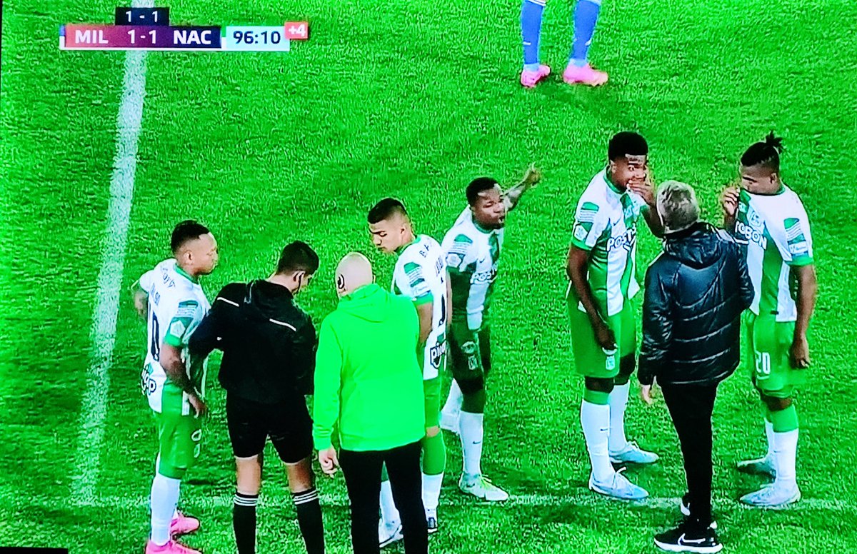 Que puta vergüenza. Aquí se perdió el partido. Un DT sin autoridad y todo el partido sentadito en el banco sin hablar ni dirigir. 🤬