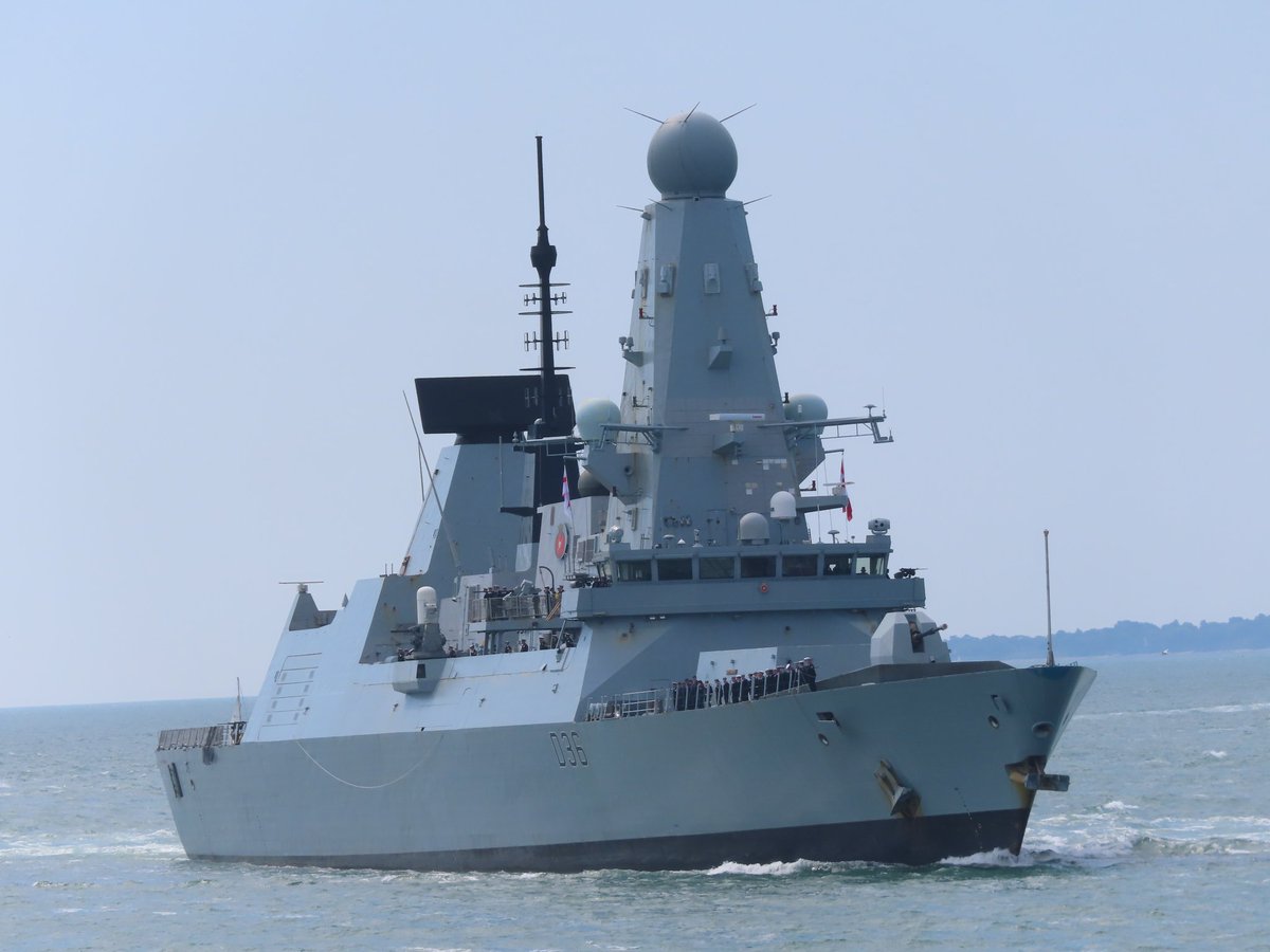 georgeemmett8's tweet image. My pictures of your arrival @HMSDefender you look great.
