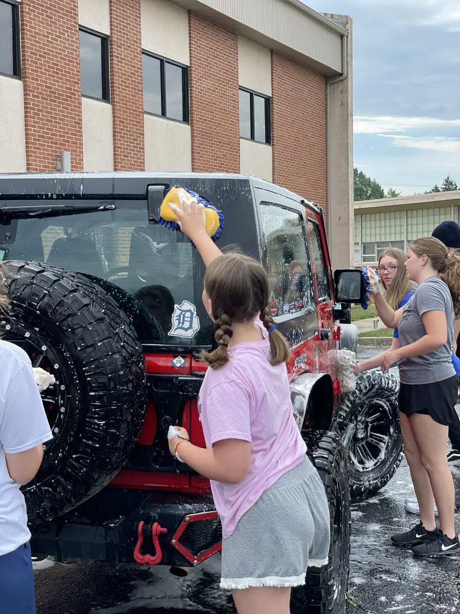 lifepointetv's tweet photo. Swing by the back parking lot before or after service and get your car washed! Donations send the Youth to Kings Island! ❤️🙌 #carwash #fundraiser #youth #kettering https://t.co/HQsmvzmTbI