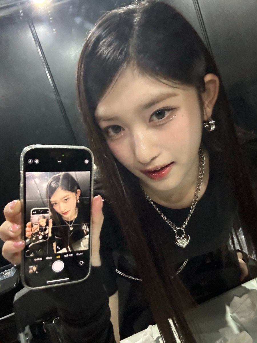 IVE_twt's tweet photo. 인기가요 트리플 크라운 너무너무 고마워요🖤😼

#IVE #아이브 #LEESEO #이서 https://t.co/tJSOfK6P6J