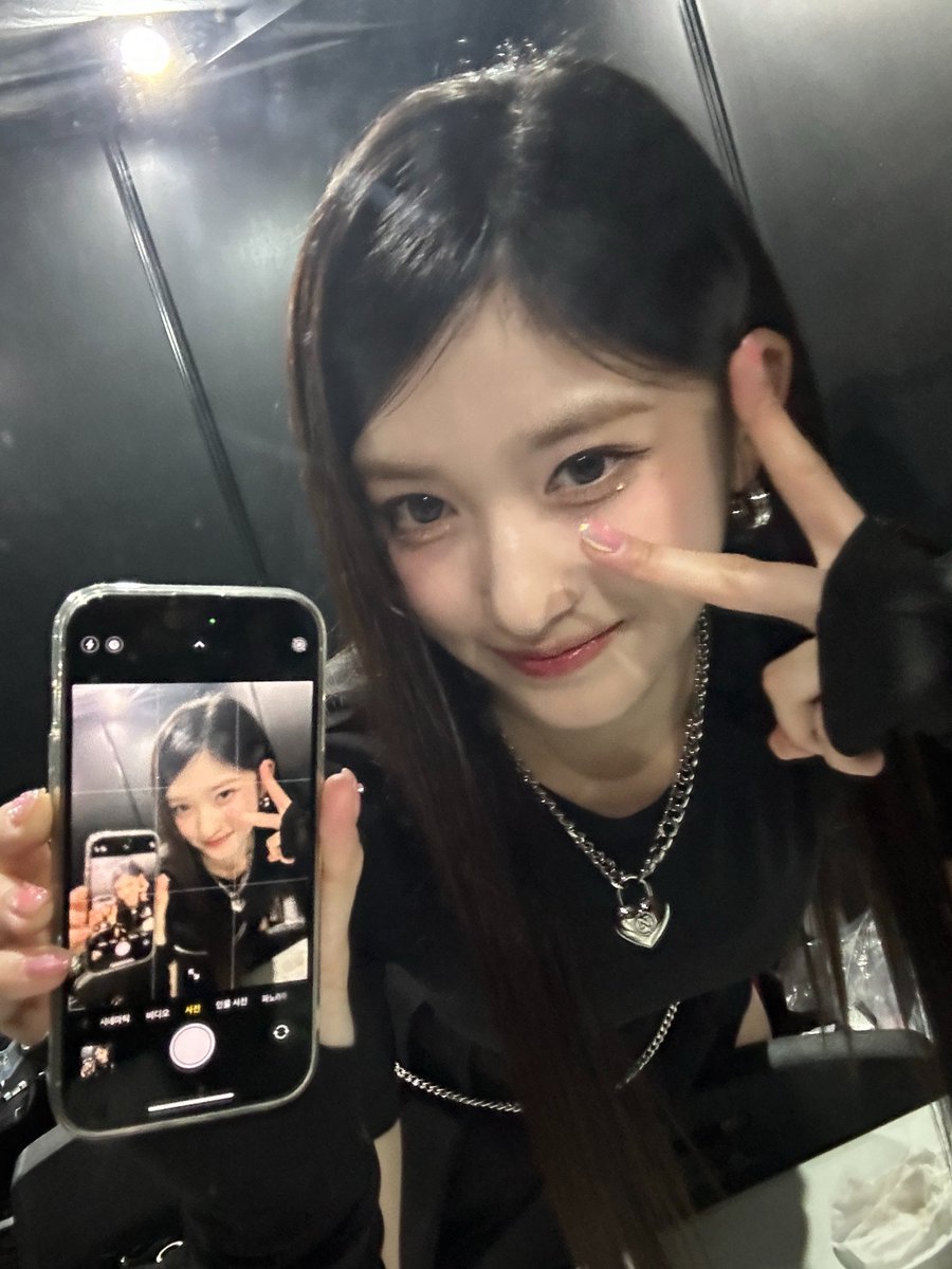 IVE_twt's tweet photo. 인기가요 트리플 크라운 너무너무 고마워요🖤😼

#IVE #아이브 #LEESEO #이서 https://t.co/tJSOfK6P6J