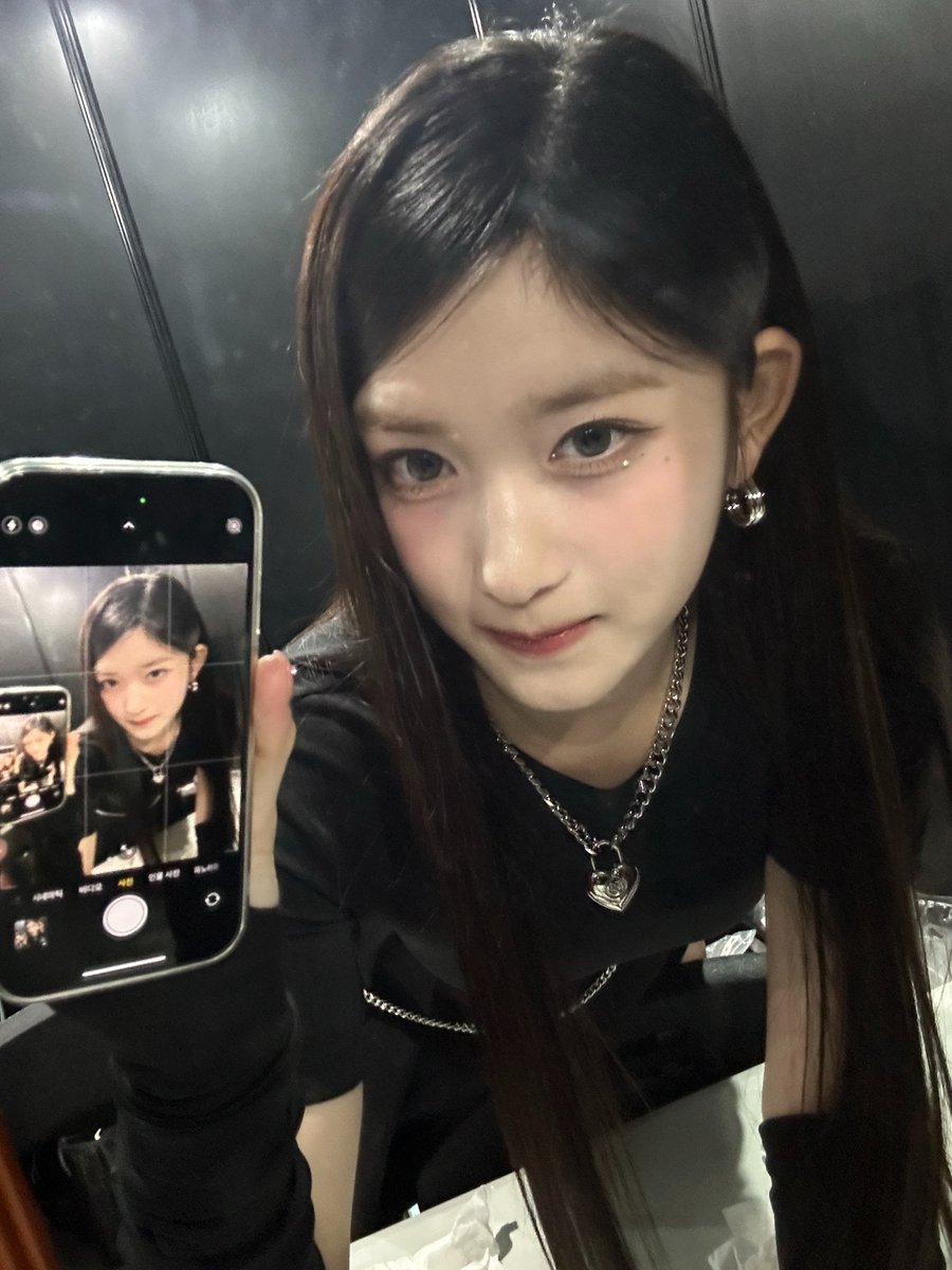 IVE_twt's tweet photo. 인기가요 트리플 크라운 너무너무 고마워요🖤😼

#IVE #아이브 #LEESEO #이서 https://t.co/tJSOfK6P6J