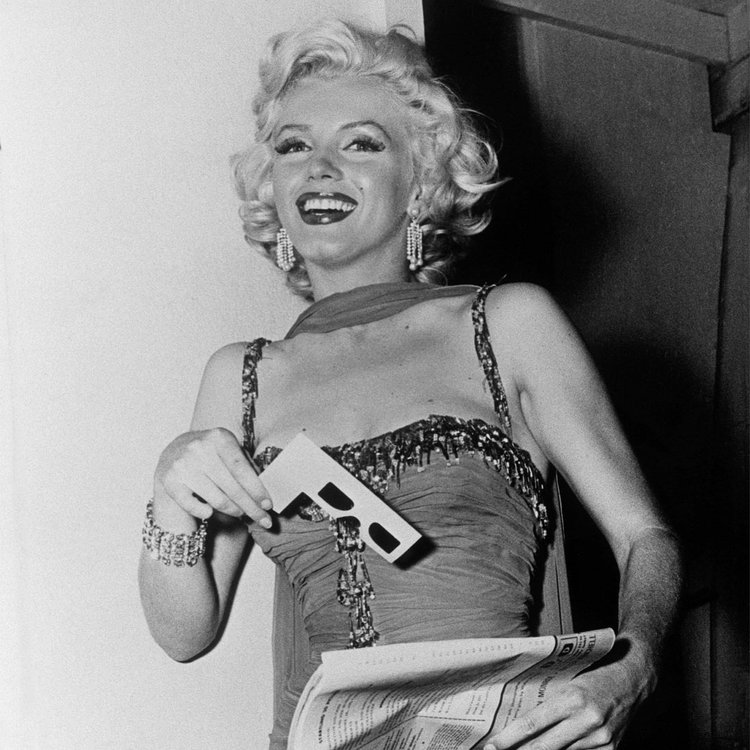 “I don’t care for ‘un-organic clothes’ – clothes that have no relation to the body. Clothes, it seems to me, should have a relationship to the body, not be something distinct from it.”

📸: #BernardOfHollywood

#MarilynMonroe #Icon #Fashion #Clothing #Quote
