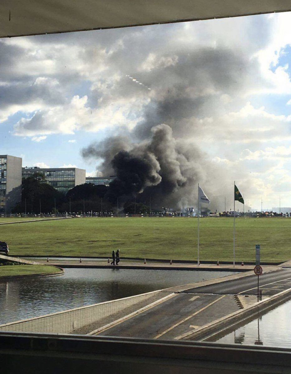 OsmarTerra's tweet photo. Só para lembrar: a depredação e o incêndio de ministérios feitos em manifestação convocada pelo PT contra o Governo Temer, em 24 de maio de 2017 ..Ninguém preso, nem processado..!!! https://t.co/XHDUiAFm3S