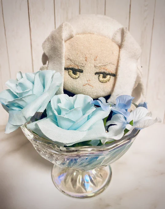 アイスのガラスの器に、お花と推しぬい入れてあげた最高かわいいぞ…! #エメぬい