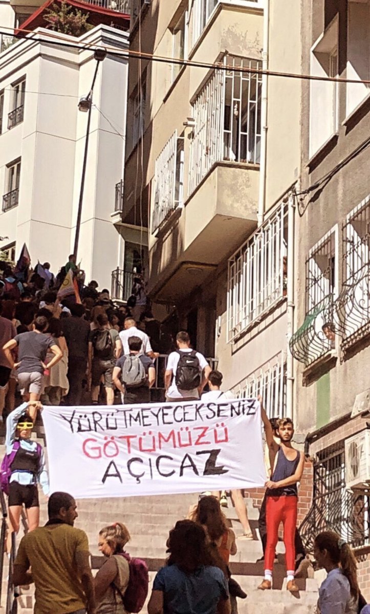 Yasaklara rağmen yapılmak istenilen İstanbul LGBTİ yürüyüşünden bir görüntü göstermek istiyorum size. 

Bunu özgürlük olarak pazarlamaya çalışıyorlar. 
Hayır kardeşim, bunun ahlaksızlık olduğunu ölene kadar savunacağım. 

#Pride2023