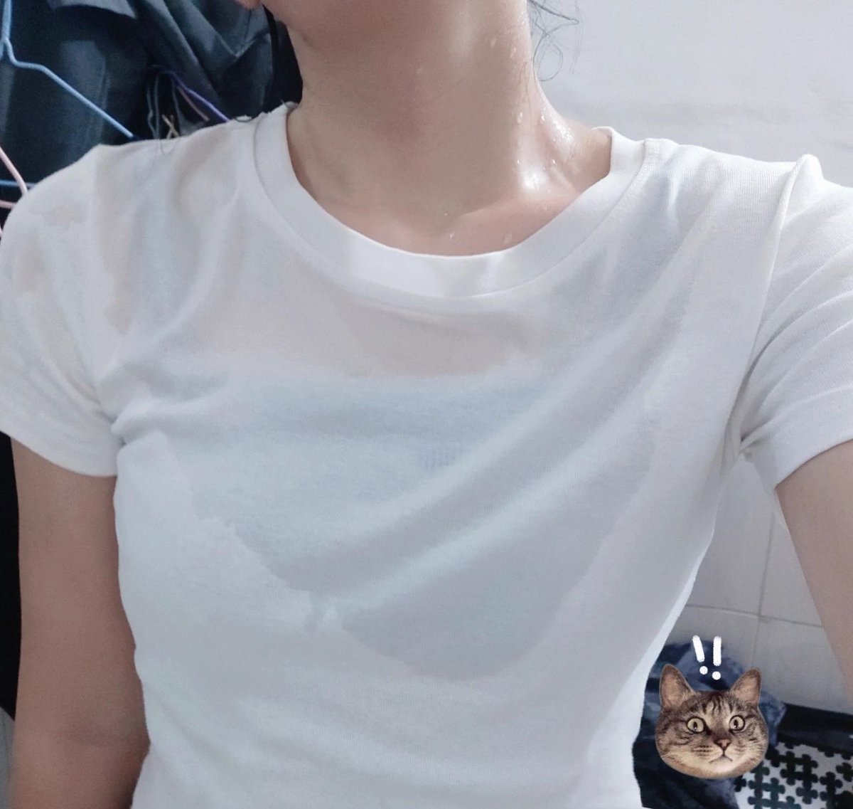 My God, I haven't had time to run lately. I just ran a little way and my sweat got my clothes wet.😱