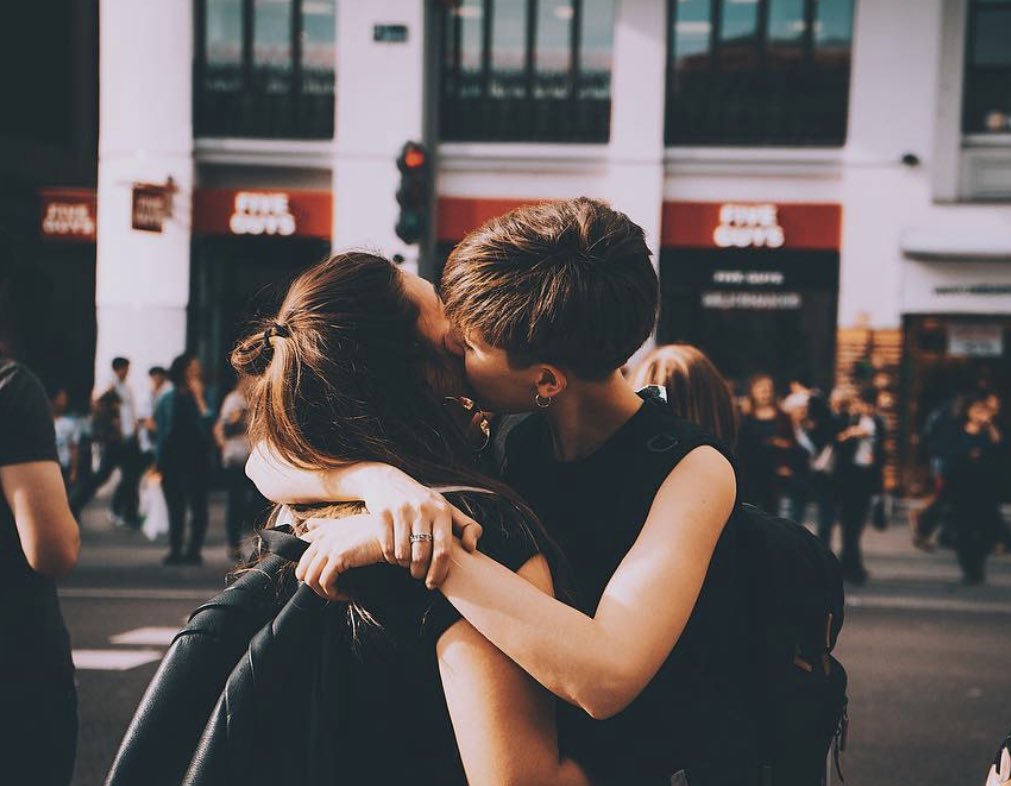 esdecirdiario's tweet photo. «Yo sí creo en la cura de las personas homosexuales».

¿Sabéis en qué momento exacto ocurre esa cura?

Cuando un padre le pide a su hija que le de un simple beso a su novia para hacerles una foto.

Cuando un nieto le pregunta a su abuela: “¿Qué harías si trajese a mi novio a tu casa?” Y ella responde: ”Café”. O cuando alguien pregunta: “¿Qué piensas de que un hombre se case con otro hombre o que una mujer se case con otra mujer?” Y le responden: "Que se va a liar en la fiesta". La “cura” ocurrirá cuando la culpa inculcada por antiguas generaciones desaparezca y el amor incondicional sea infinito y primordial.

Cuando el SER prevalezca sobre la sexualidad. 
Cuando la felicidad se alcanzada sin miedo al que dirán. 
Cuando sea posible ser feliz sin pensar en todo lo negativo que parte de la sociedad nos ha hecho ver. 
Cuando prevalezca la tolerancia.

La “cura” vendrá cuando el peso de las críticas desaparezca, cuando se acabe el sentimiento de ser un "extraño" en tu familia y en la sociedad.

Cuando todos quieran por igual sin importar lo que son o prefieren ser.

Cuando no teman por ser insultados, golpeados e incluso asesinados, como ocurre en algunos países aún, por alguien que no entiende que cualquier persona puede ser libre. 
Cuando el mundo aplique el sentido real de la palabra “RESPETO”. De esa cura es de la que necesitamos todos.

Porque cuando aceptamos que el otro sea, simplemente sea, y lo dejamos SER de la manera que quiere SER, es el momento en el que el mundo se vuelve más fácil.

Lo copié de un amigo, que copió de una amiga, que copió de un amigo, que copió de otra amiga...» 

✍🏼 Anónimo
📸 @davidolivas