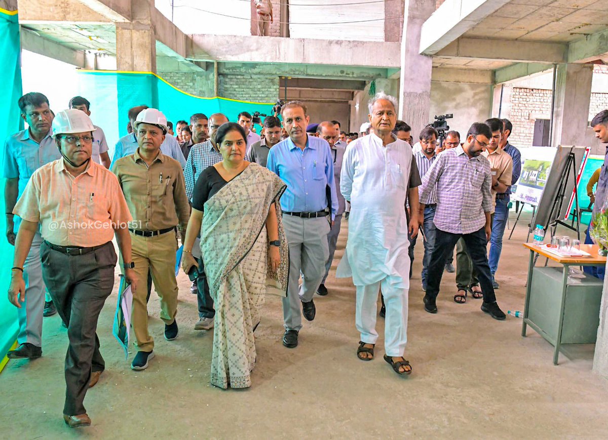 ashokgehlot51's tweet photo. आज निर्माणाधीन महात्मा गांधी इंस्टीट्यूट ऑफ गवर्नेंस एंड सोशल साइंस, राजकीय जयपुर  महाविद्यालय व अन्य निर्माण कार्यों का अवलोकन किया।

प्रदेश सरकार बेहतर वित्तीय प्रबंधन व कार्य प्रणाली से घोषणाओं को धरातल पर मूर्त रूप दे रही है। https://t.co/kFRybgVjyV