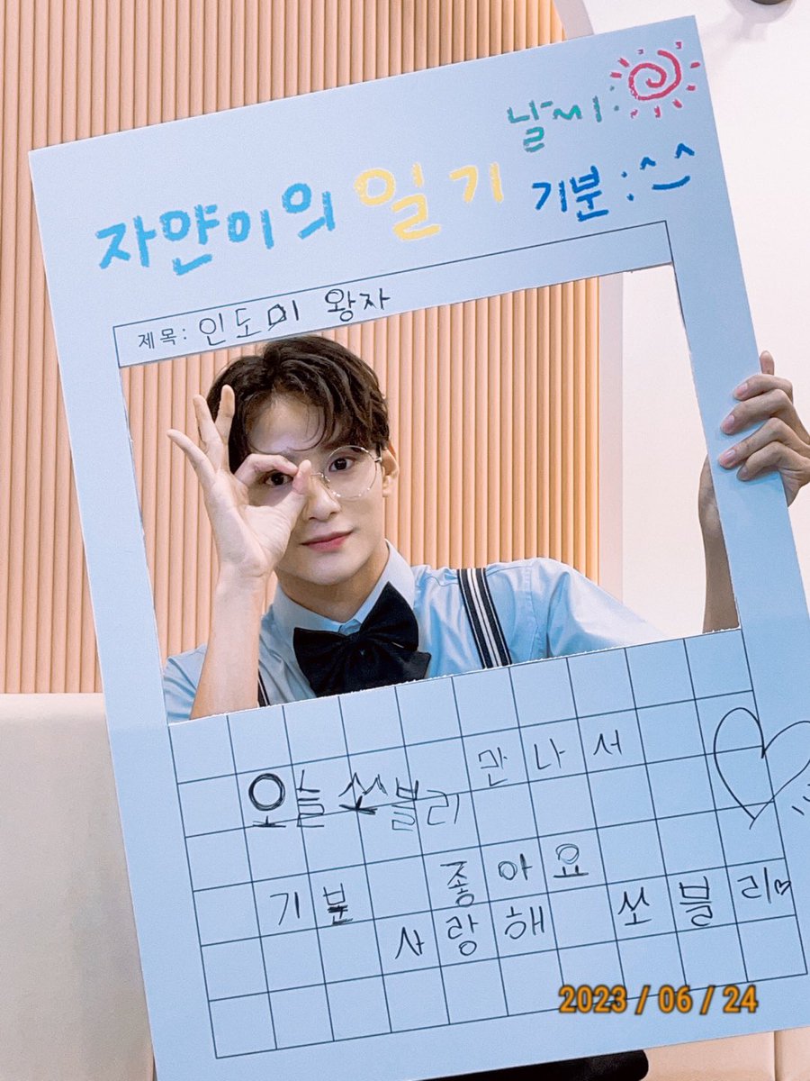 XODIAC_MEMBERS's tweet photo. [#자얀] 

왜 이렇게 잘 생겼어 ? 왜냐 ? 나도 몰라요 ! 💛😵

#XODIAC #소디엑 #ZAYYAN #자얀 https://t.co/szuHHfs96B