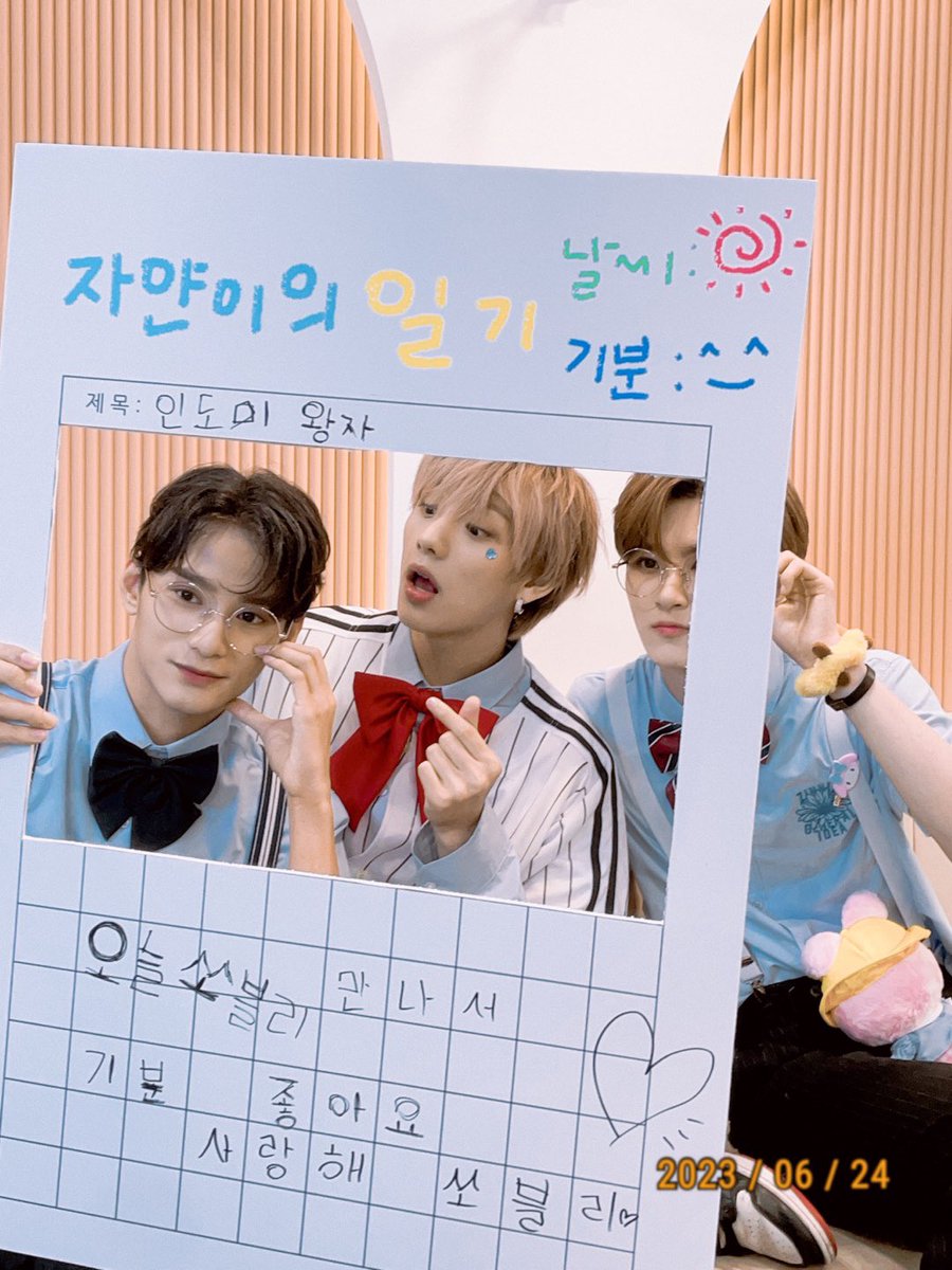 XODIAC_MEMBERS's tweet photo. [#자얀] 

왜 이렇게 잘 생겼어 ? 왜냐 ? 나도 몰라요 ! 💛😵

#XODIAC #소디엑 #ZAYYAN #자얀 https://t.co/szuHHfs96B