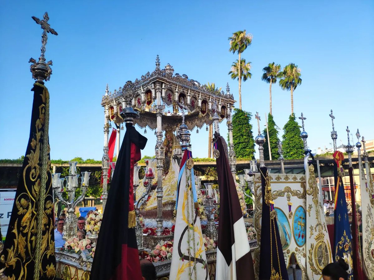 SacramentalDN's tweet photo. Nuestra Agrupación participó ayer de la jornada histórica vivida por el 50 aniversario de la coronación canónica de Nuestra Celestial Protectora la Virgen de Valme. Agradecemos a la @Hdad_Valme la imposición de la medalla conmemorativa y su invitación. Valenos Madre. https://t.co/aTM4f93Ej6
