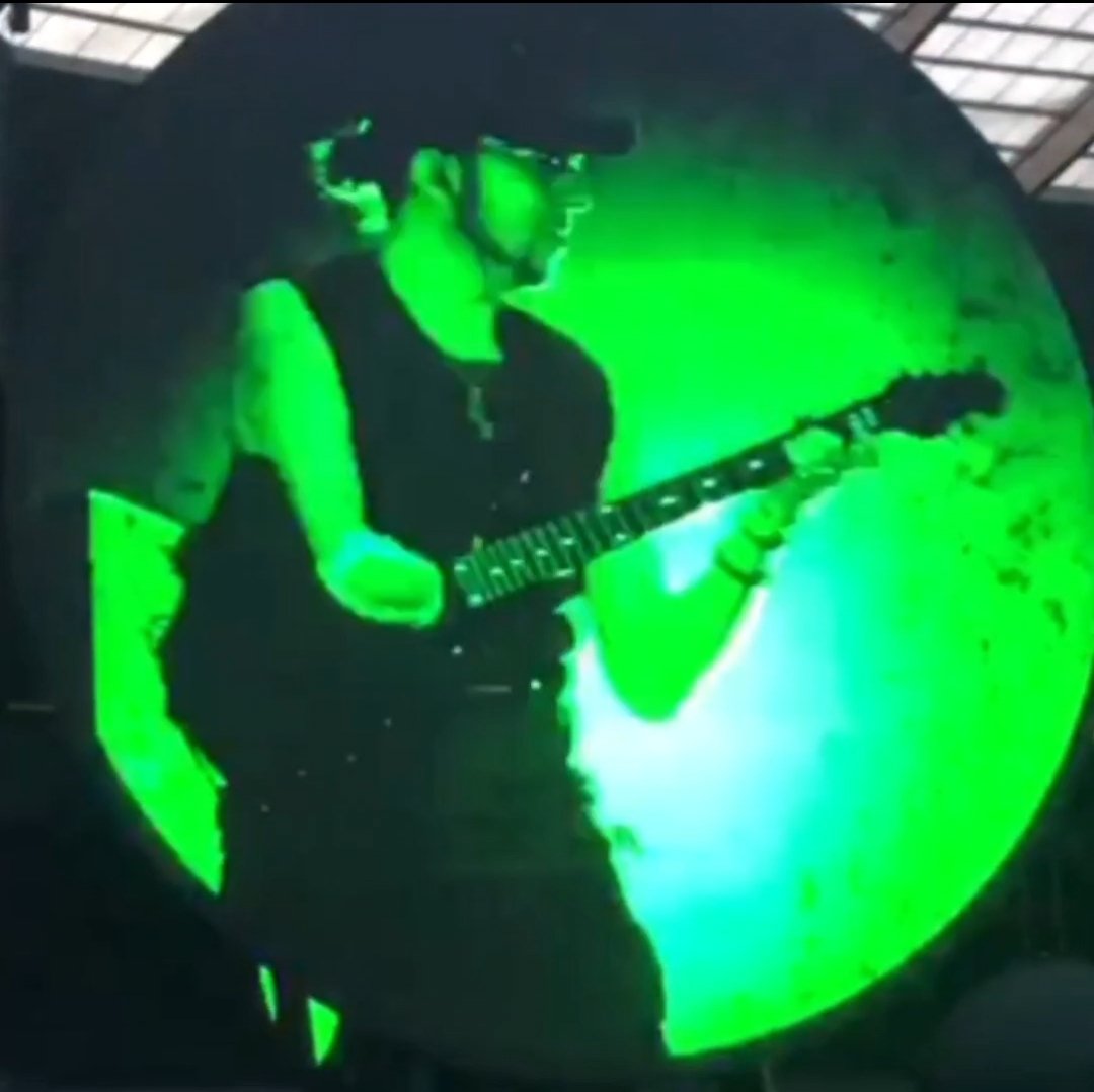 Living On A Lighted Stage

💜😎👑🎸🪐🕛

@coldplay
@ernieball
#coldplay 
#coldplaymanchester 
#musicofthespheresworldtour 
#guitar 
#guitarist 
#guitarplayer 
#ernieball 
#musician 
#livingthedream 
#onearmedguitsrist