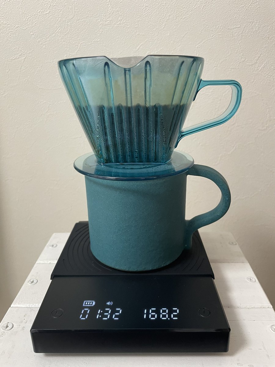 Ensam_Mol's tweet photo. タリーズのトライタン製コーヒードリッパー。
ターコイズブルーがどうしても欲しくて、でも近隣の店舗ではどこも売り切れてて…。
それを遠方の友人が入手して下さり、コーヒー豆（タリーズじゃない）と一緒に��レゼントしてくださった。
美味しかったです。
感謝🙏 https://t.co/45DLK6x8Ci