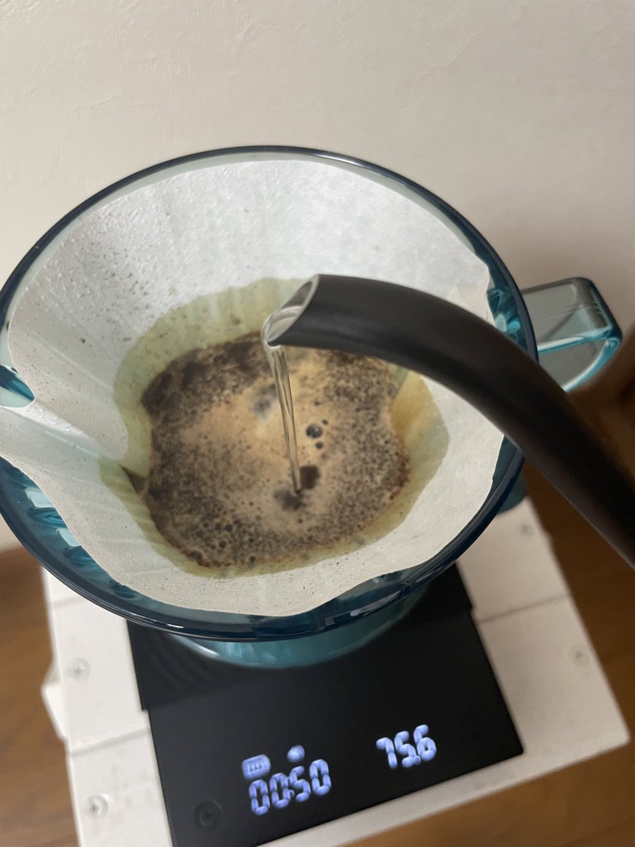 Ensam_Mol's tweet photo. タリーズのトライタン製コーヒードリッパー。
ターコイズブルーがどうしても欲しくて、でも近隣の店舗ではどこも売り切れてて…。
それを遠方の友人が入手して下さり、コーヒー豆（タリーズじゃない）と一緒に��レゼントしてくださった。
美味しかったです。
感謝🙏 https://t.co/45DLK6x8Ci