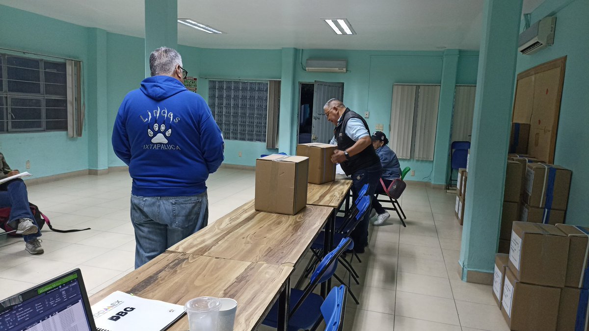 dbg_epoem's tweet photo. #Edoméx
#COMIPEMS2023
#Examen
#Texcoco
Inician los trabajos en el Centro de Distribución y Acopio #Texcoco. El Dr. @NoeOrtegaCamac1 al frente de la logística para la Aplicación del Examen de Asignación #COMIPEMS. Deseamos todo el éxito a los equipos de trabajo y operativos. https://t.co/X5yhn7dD5V