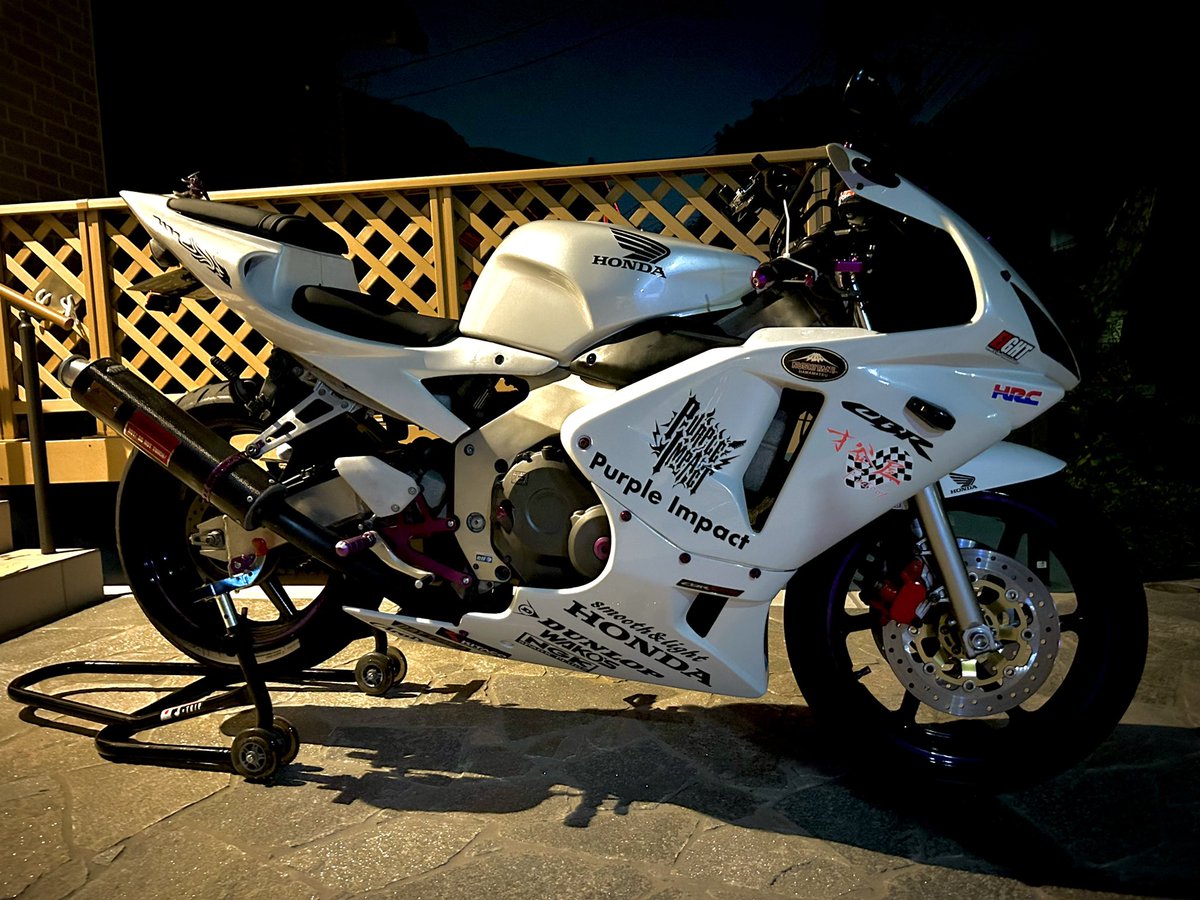 naoG_mc22's tweet photo. 乗りたい！
けどあんまり距離は増やしたくない
乗ったら気持ちいい！
壊れたらパーツない
キャブだからメンテ兼ねて乗らないと！

みたい葛藤をしつつ好きなものに触れられる喜びを感じる日々なのです！

#メンテナンススタンドは映える
#CBR250RR 
#mc22
#Honda https://t.co/T0F4WAkZvu