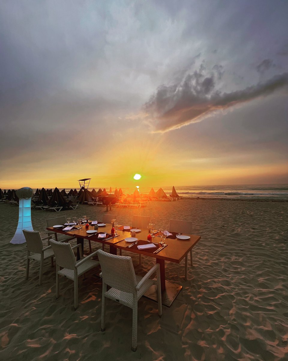 We can’t find a better site for a special #familydinner 
Can you? 🌅 

Book dinners like this ($) & upgrade your holidays experience 😍
#sunset #beachdinner #meliainternacionalvaradero