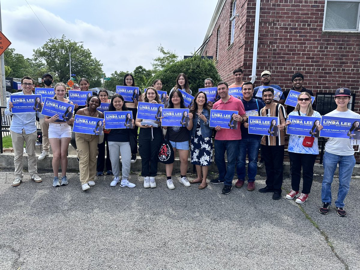 ItsTanbirC's tweet photo. The one where #TeamDinowitz became honorary #Linterns.
@LindaLeeforNYC https://t.co/QMkrFPTwaH