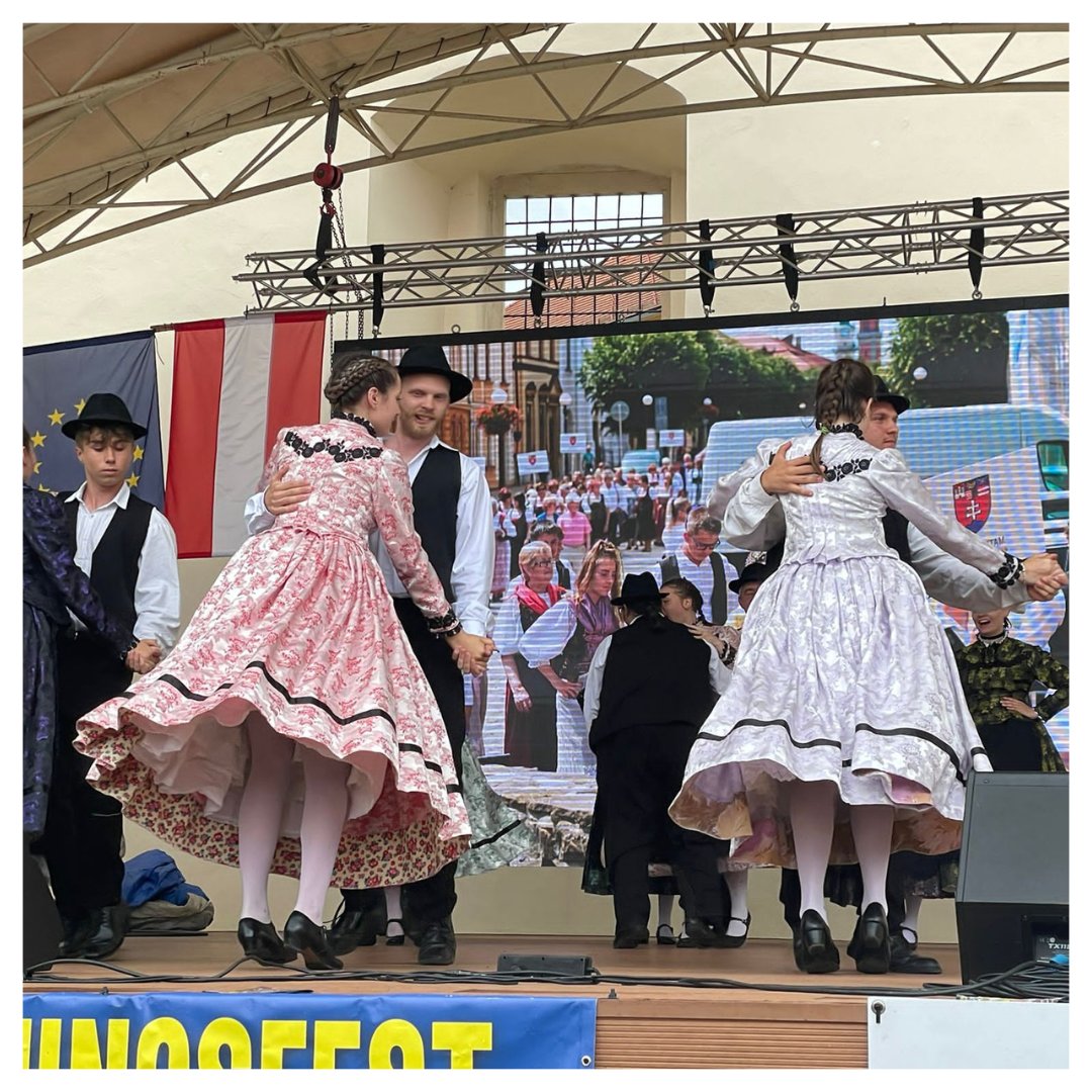 StiftungVerbund's tweet photo. Kultur- und Begegnungsfest in #Kesmark (Kežmarok)

Erste Eindrücke vom Kulturfestival des Karpatendeutschen Vereins in der #Slowakei, bei dem auch die #StiftungVerbundenheit mit Programmkoordinatorin Aleksandra Litschagin vor Ort ist.

@AGDMBerlin 

#Karpatendeutsche https://t.co/SCSJc0SpTZ