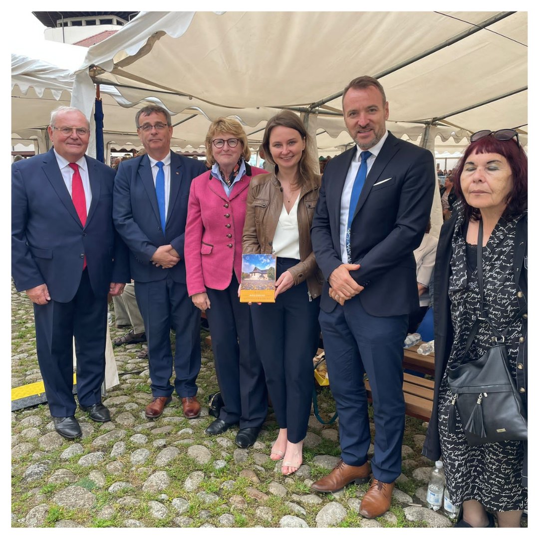 StiftungVerbund's tweet photo. Kultur- und Begegnungsfest in #Kesmark (Kežmarok)

Erste Eindrücke vom Kulturfestival des Karpatendeutschen Vereins in der #Slowakei, bei dem auch die #StiftungVerbundenheit mit Programmkoordinatorin Aleksandra Litschagin vor Ort ist.

@AGDMBerlin 

#Karpatendeutsche https://t.co/SCSJc0SpTZ