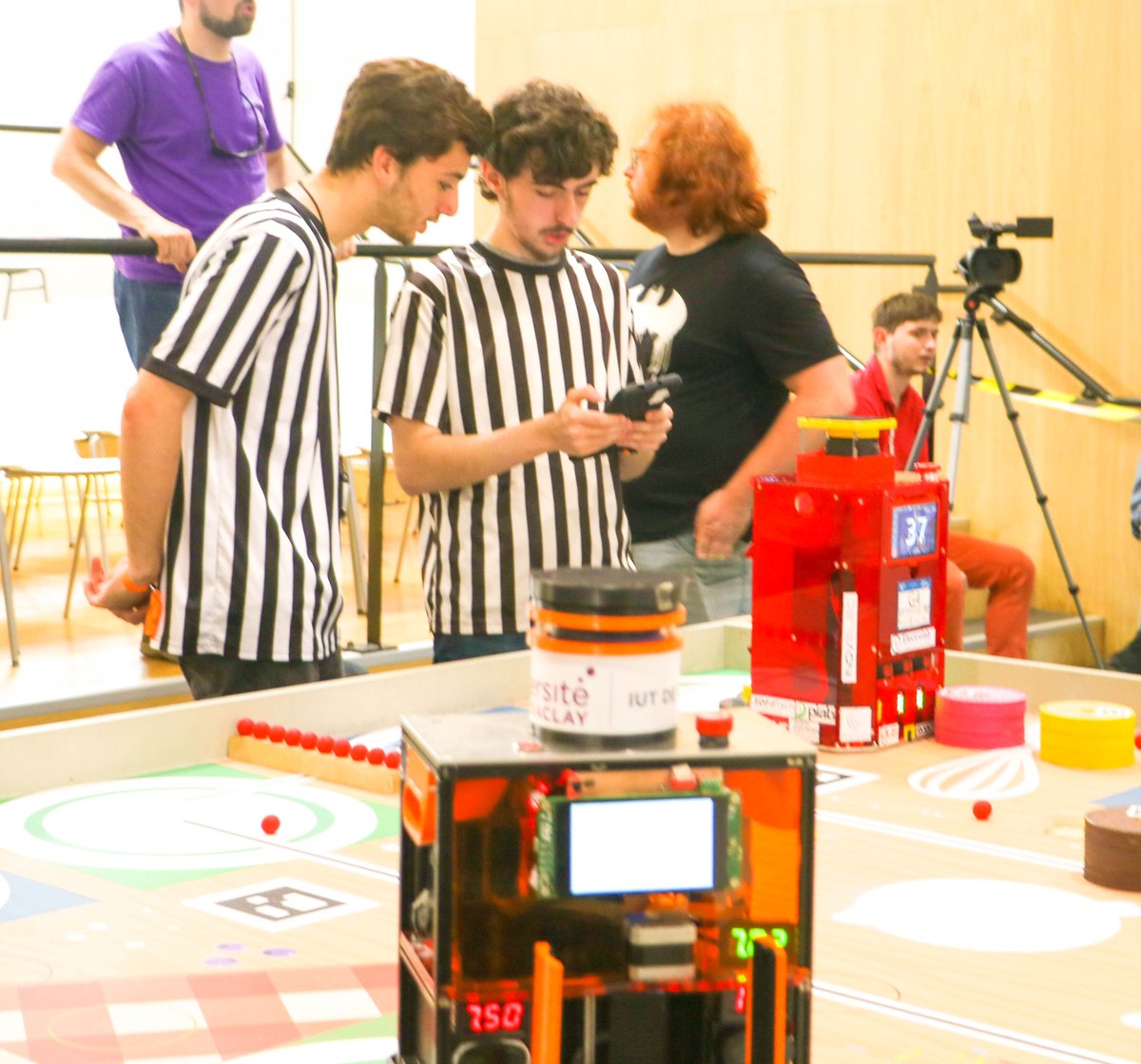 Nous sommes fiers de vous présenter les quatre équipes qualifiées pour la phase finale tant attendue de la Coupe Robotique d’île de France:
VRAC : 572 points:
 RCVA : 469  potints
 Evolutek : 331  points
 Goldorak : 306 points
Le lien de live :  twitch.tv/evolutekionis/