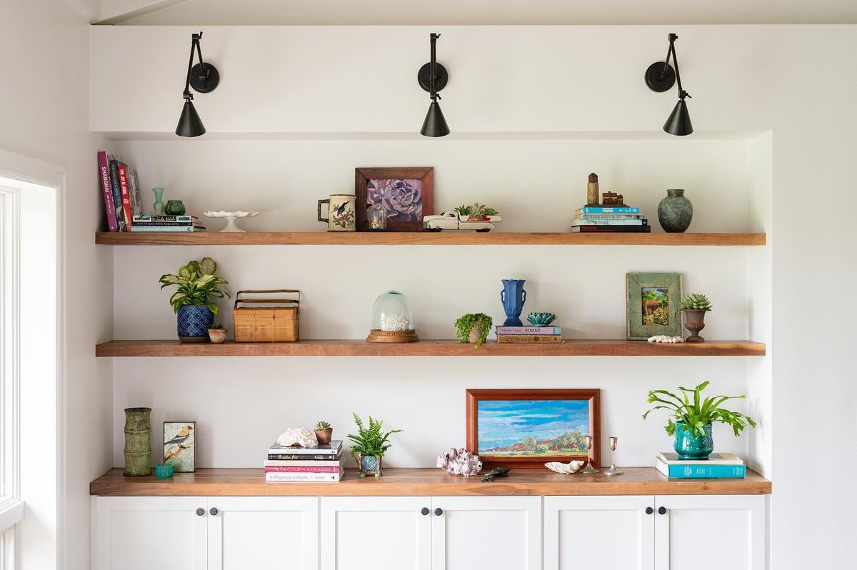 It's all about balance ✨
What are your favorite shelf styling tips? Let us know!

Design: <a href="/southandhome/">South & Home</a>
📷: @swellkauai
Lighting: Sal Task Sconce