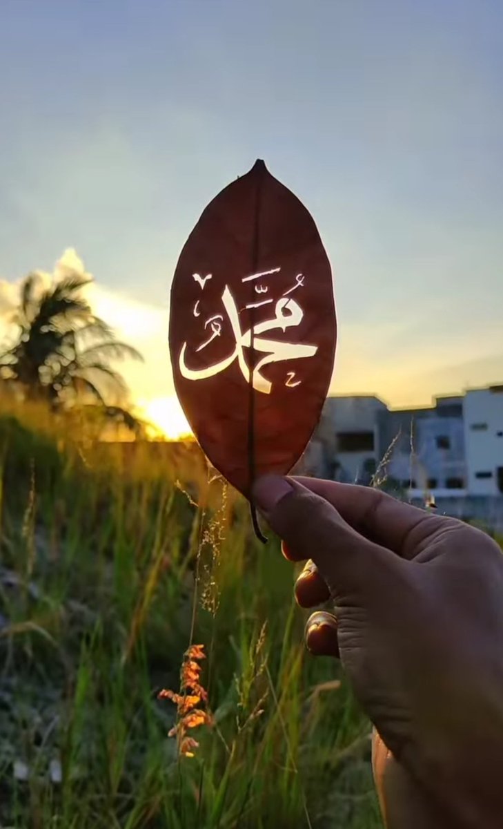 "Allah ve melekleri Peygambere salât ederler. Ey iman edenler, siz de ona salât edin ve tam bir teslimiyetle selâm verin." (Ahzab, 33/56)

“Allahümme salli alâ Seyyidinâ Muhammedin ve alâ âlihî ve sahbihî ve bârik ve sellim”