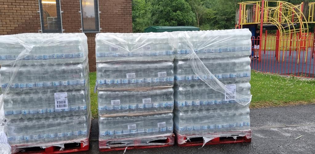 I've been out today talking with @scottish_water staff on site about progress in restoring water supply to #WemyssBay & #Inverkip. I've also helped distribute vital bottled water supplies to residents. If you need water visit Inverkip War Memorial or Wemyss Bay Community Centre.