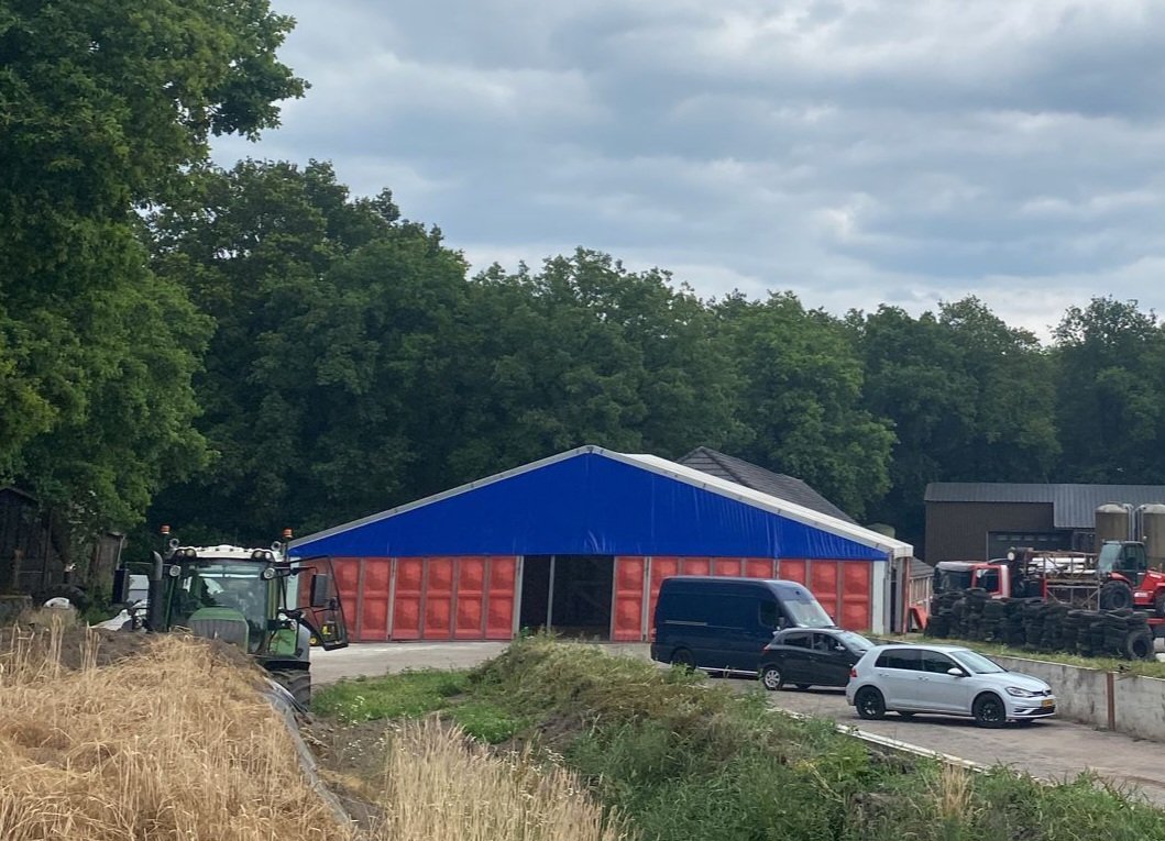 Teunisss's tweet image. Vrijdag de 30e spelen we in deze tent, zou het daar warm zijn? #feest #pesse #hitte 🌞🌞🍻🍻