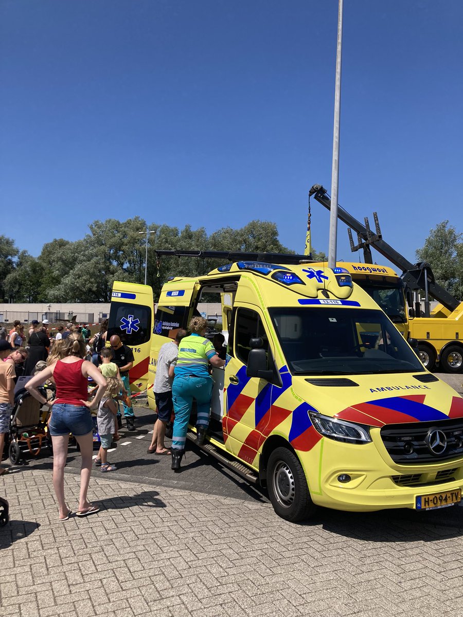 Zonovergoten opendag <a href="/POL_Eenheid_NH/">Politie Eenheid Noord-Holland</a> #Zaanstad samen met #brandweer <a href="/VrZW/">Veiligheidsregio Zaanstreek-Waterland</a>  @AmbuAmsterdam #handhaving <a href="/GemZaanstad/">Gemeente Zaanstad</a> #hoogwoutberging. Blijft geweldig om te zien hoeveel aantrekkingskracht hulpdiensten hebben en hulpverleners met passie over hun vak vertellen! #samenvoorveilig