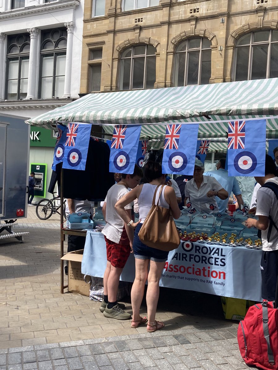 Don’t forget to check out the many stalls that are here today representing our local armed forces @REALeedsBranch @RoyalAirForce @BritishArmy @HelpforHeroes @BBCLeeds @LeedsSeaCadets  @ArmedForcesDay  #SaluteOurForces