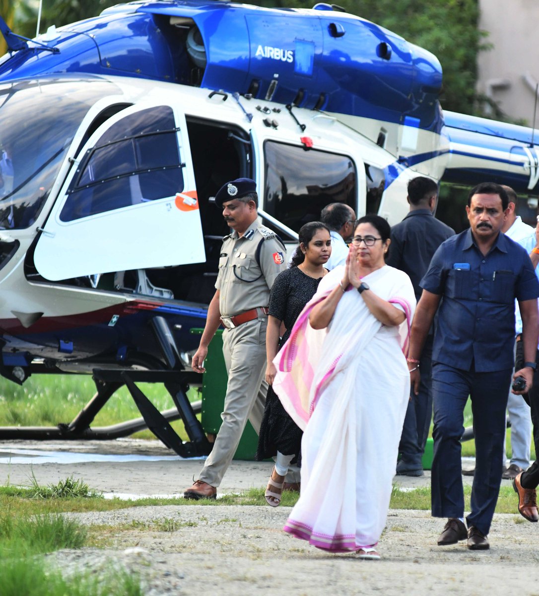 AITCofficial's tweet photo. Today, Hon'ble Chairperson Smt @MamataOfficial was warmly greeted by our party workers in Cooch Behar upon her arrival.

Few glimpses👇 https://t.co/6HvKOVMjdq
