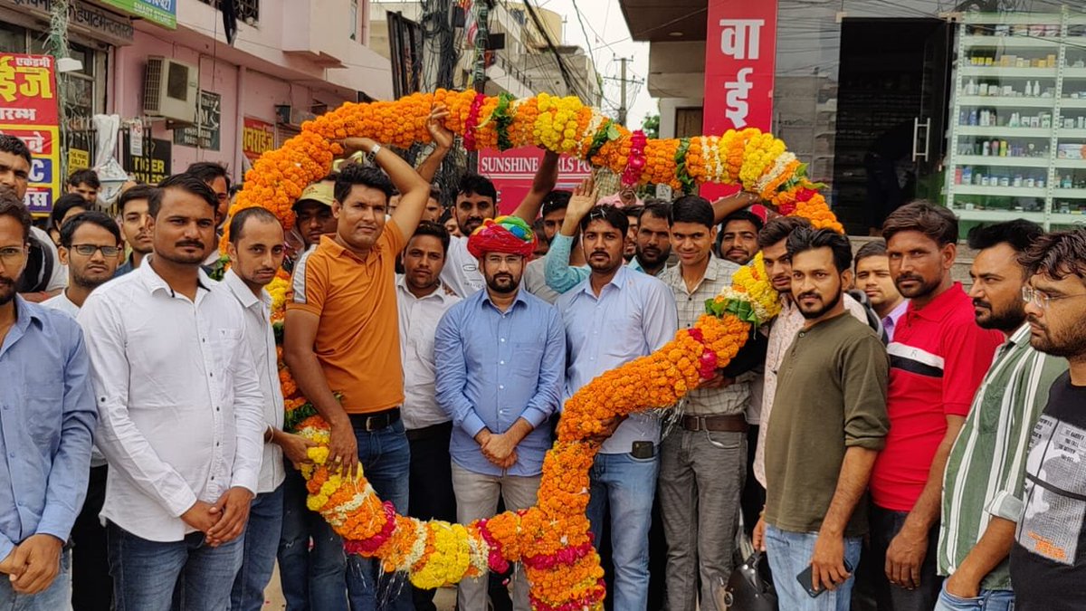 deshkibat_h's tweet photo. इस फोटो पर मेरा कोई कॉमेंट नही है क्योंकि इसमें क्रेडीटधारियो के अलावा हमारे सम्मानीय आईटी के वो युवा भी शामिल है जिन्होने हकीकत में धरातल पर संघर्ष किया और भर्ती को संविदा से स्थाई करवाया।

पर बहुत जल्द #कंप्यूटर_भर्ती में शिथिलता वाले भी कुपेन का भव्य स्वागत करेंगे ।

तैयार रहो https://t.co/wWSgqITOPG