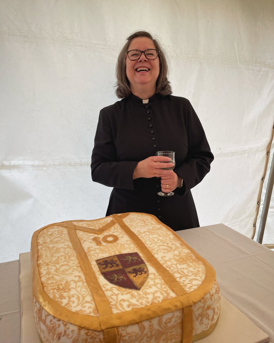 Hyfryd dathlu 10 mlynedd ers ordeinio’r Canon Tracy Jones â chlamp o gacen a chynulleidfa lawen yng ngardd y Deondy • Wonderful to celebrate the 10th anniversary of Canon @tracyjanejones’s priestly ordination with a massive cake and a happy gathering in the Deanery garden