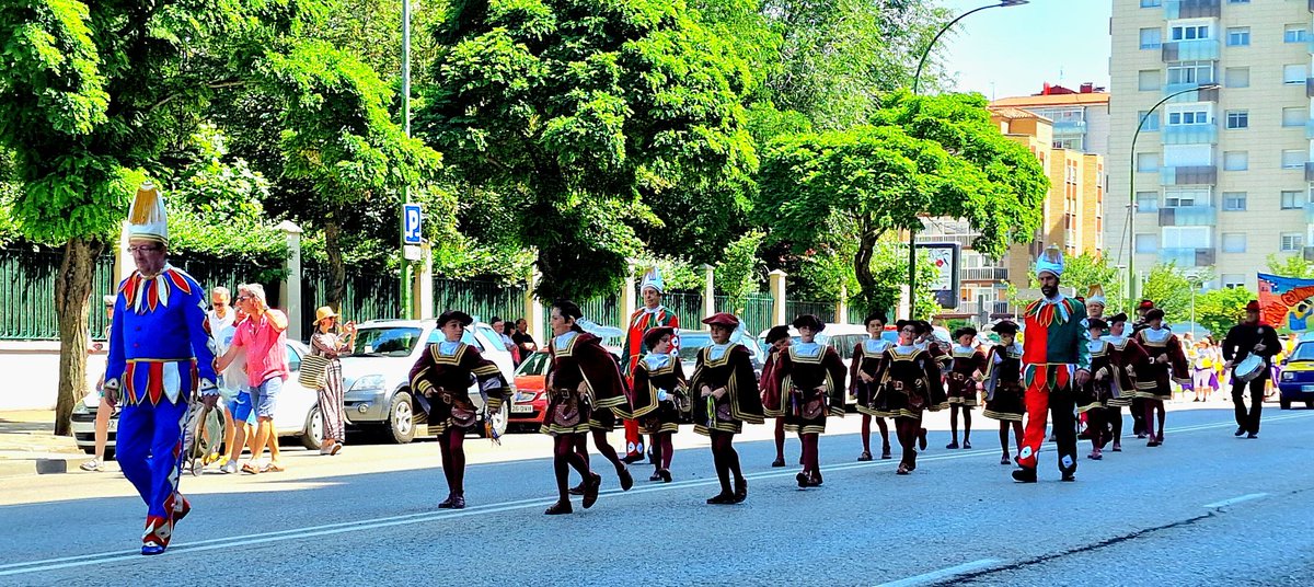 Elsa10S's tweet image. Que bonito es empezar en #Burgos la #Cabalgata2023 de las Fiestas de San Pedro y San Pablo con la Gigantilla y el Gigantillo y los Danzantes y Tetines bailando.
#Sampedros 
#SamPedros2023 
#SanPedroySanPablo