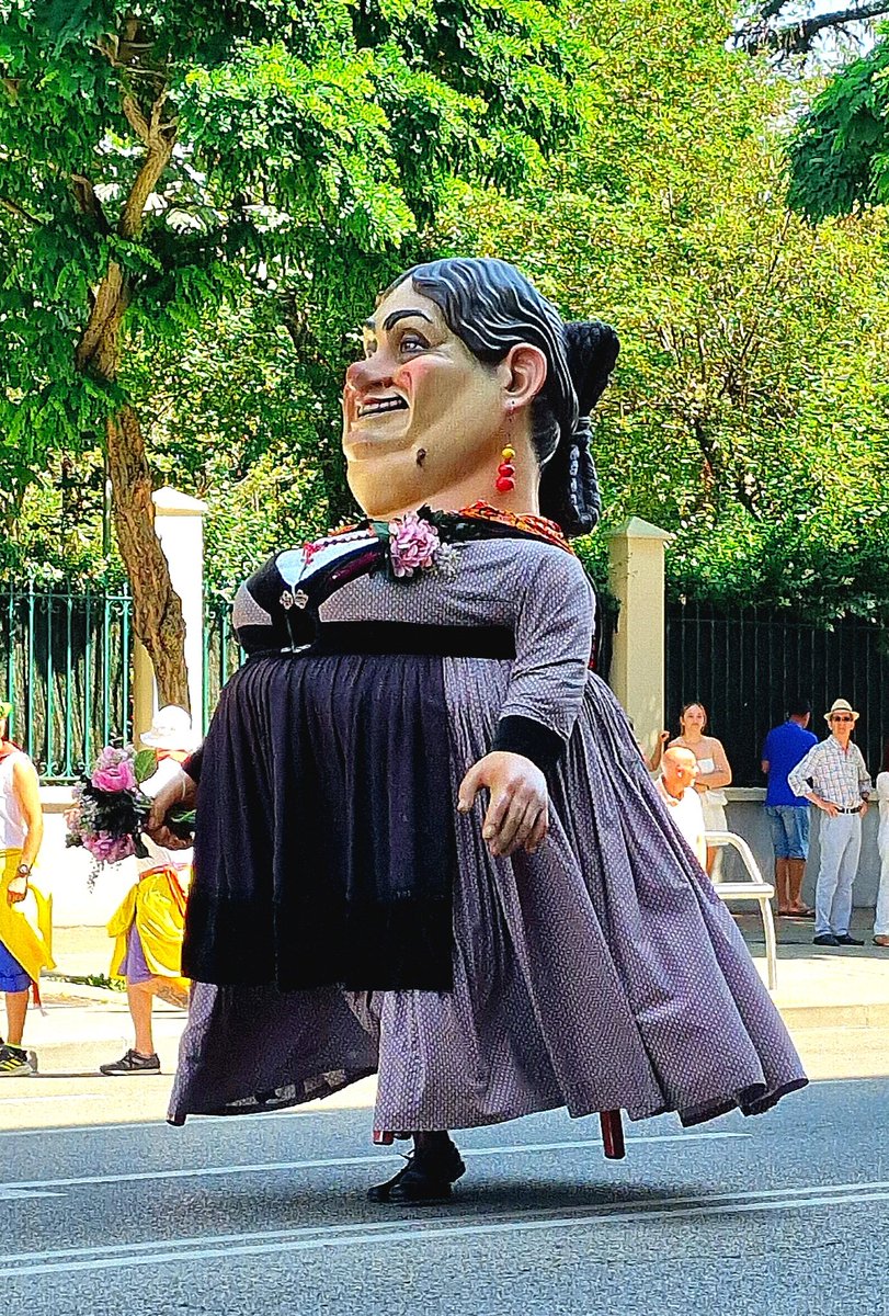 Elsa10S's tweet image. Que bonito es empezar en #Burgos la #Cabalgata2023 de las Fiestas de San Pedro y San Pablo con la Gigantilla y el Gigantillo y los Danzantes y Tetines bailando.
#Sampedros 
#SamPedros2023 
#SanPedroySanPablo