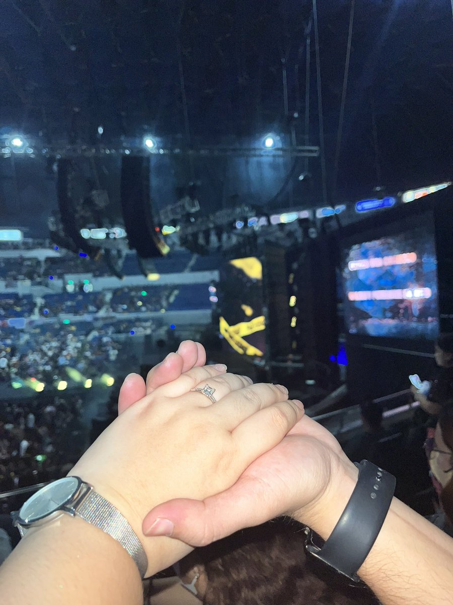 Yesss with the supportive fiancé for Day 2!! 

SB19 MNLCONCERT DAY2
@SB19Official #SB19
#OneATINPagtatagManila
#PAGTATAGWorldTourManila