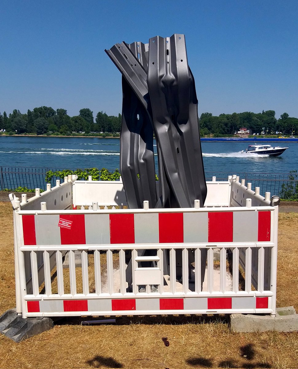 Grau eloxierte, verbeulte Leitplanken als neue Kunst und harsche Kritik an der #Fahrrad #infrastructure der Stadt am #Rheinufer in #Mainz.