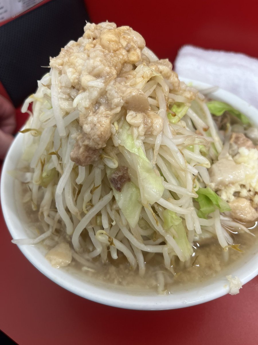 ススル君がラーメン二郎神田神保町店に2時間半並んだそう
さすがレベルが高いオールウェイズ二郎。
そんなに待てないよって方は麺屋HEROが回転も早くそんなに並ばずに食べれるのでオススメ
味も非常に近いです
左HERO右神田神保町