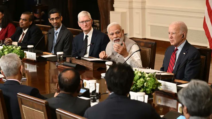Hindistan Başbakanı Modi Amerika ziyaretinde Biden'la birlikte Apple, Google, Amazon, Microsoft CEO'larını çevresine dizmiş. Süper güç köprüyle, havalimanıyla değil böyle olunuyor. Amazon Hindistan'a 6.5 milyar dolar, Google 10 milyar dolar yatırım açıkladı.
