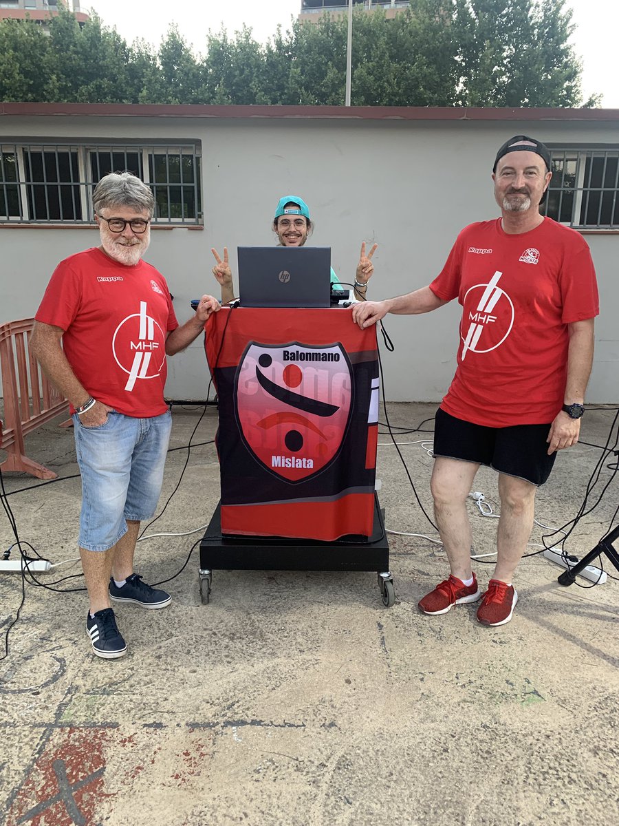🙌 Un trabajo fantástico realizado por José Nácher (<a href="/JoseNacher63/">José Nácher</a> ) y Miguel Cosín para poder disfrutar de la fiesta de anoche en el CEIP Ausias March.
👏 ¡Lo hemos pasado genial!