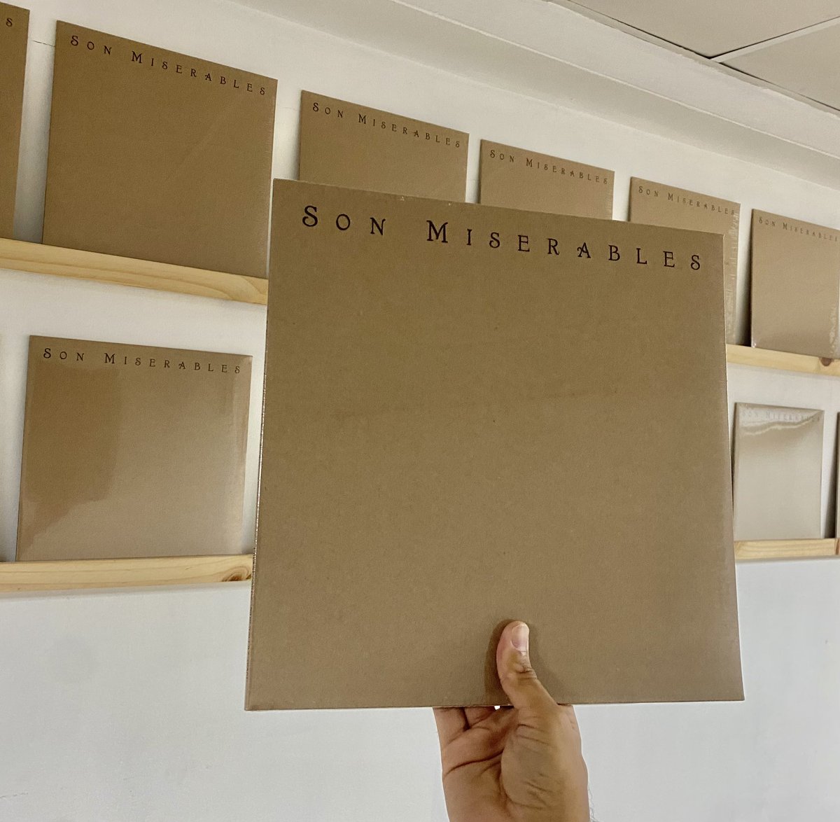 fabrorock's tweet photo. Obviamente mi publicación musical dominical de esta semana va dedicada al “recién llegado”: el álbum debut homónimo de @sonmiserables (1996), que editamos por primera vez en formato vinilo. Copias disponibles a partir de mañana lunes 26 de junio 🤘#SundayRocks #FabroFacts https://t.co/mh5vua74jk