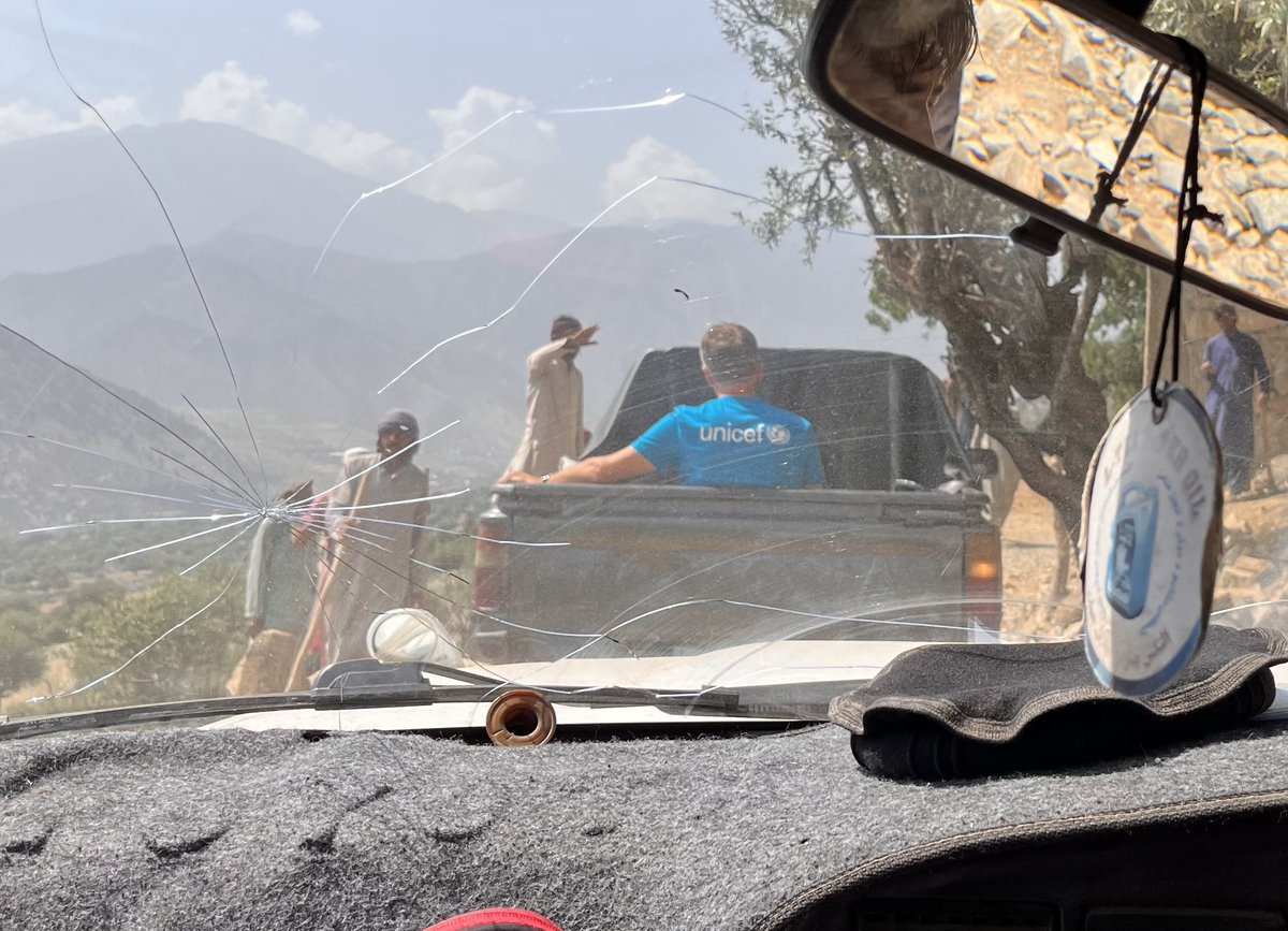 Mobile teams travel in Kunar Afghanistan. One mother walked two hours to reach a clinic with her severely malnourished child. ⁦⁦<a href="/UNICEFAfg/">UNICEF Afghanistan</a>⁩ is improving services directly in communities so moms will not have to make this trek. #ForEveryChild, Nutrition.