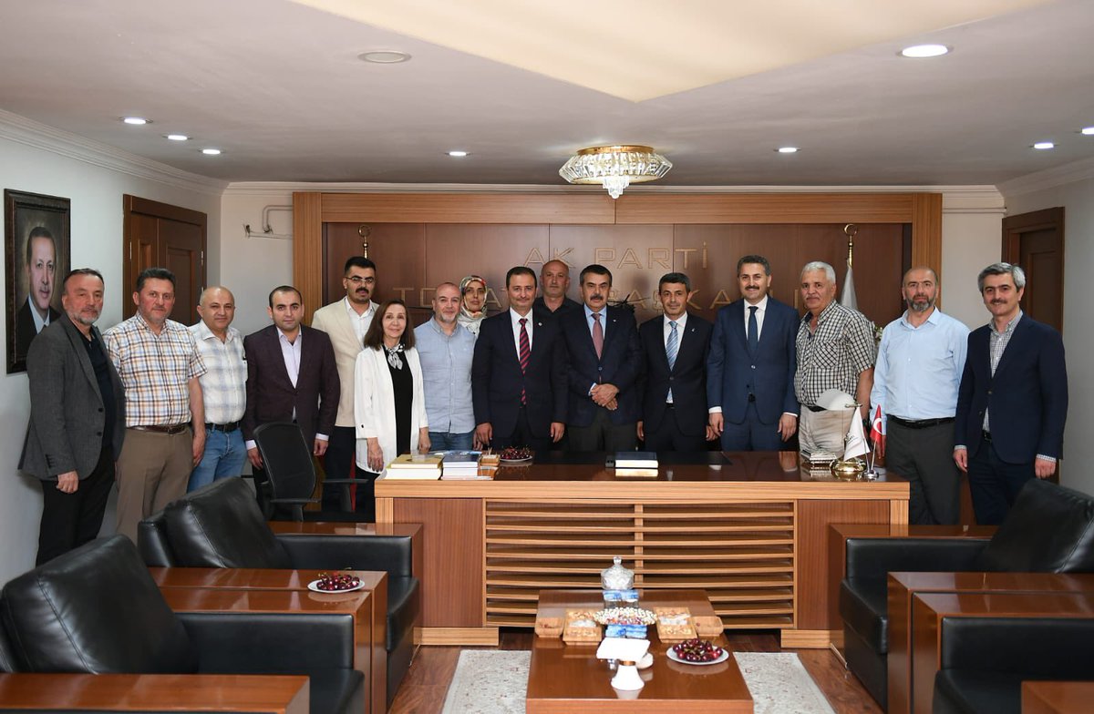 Ardından Ak Parti İl Başkanlığında seçimlerin asıl kahramanı teşkilatımıza misafir olduk. İl Başkanımız Ali Özer beye, milletvekilimiz Cüneyt Aldemir beye ve teşkilat mensuplarımıza misafirperverlikleri için teşekkür ederim.