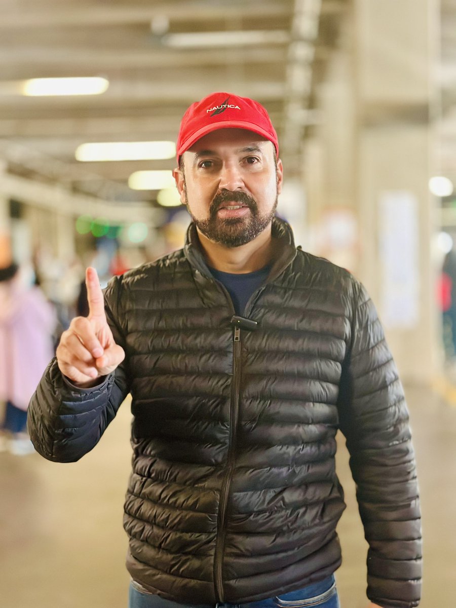 noti_panorama's tweet photo. #PanoramaElectoral 
El candidato a la presidencia del partido Victoria, @AmilcarRiveraGT, emitió su voto en zona 8 de Mixco. 
#EleccionesGT2023 https://t.co/9d3LCzNNgB