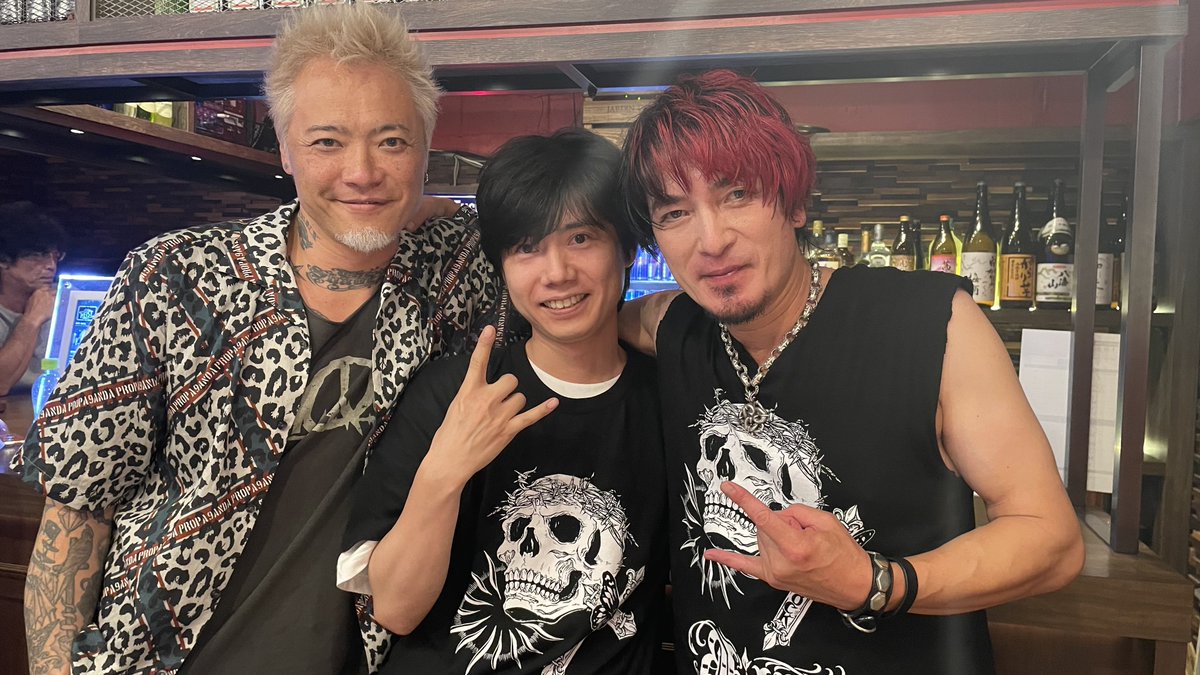 too_yamahata's tweet photo. 今日は、BUGS Ⅱ DVD release eventに遊びに行ってきたー。
BILLY隊長とYOSHIYAのアニキと。

久々のバンドライブ参戦は熱かったね！
だいぶ叫んじゃったよw

#BUGS2 https://t.co/ZT8G9eB8lV