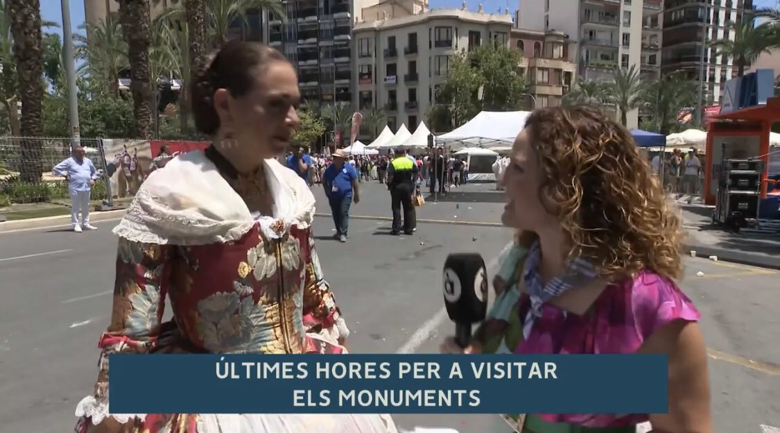VicentChover's tweet photo. Ahir acabaren les #Fogueres2023, una festa per a la qual els serveis informatius d’@apunt_media ens hem bolcat en difondre des del minut zero: peces informatives en totes les edicions des de la setmana passada, una tertúlia en la ràdio des d’Estels, 1/3 https://t.co/2uwRZyj70f